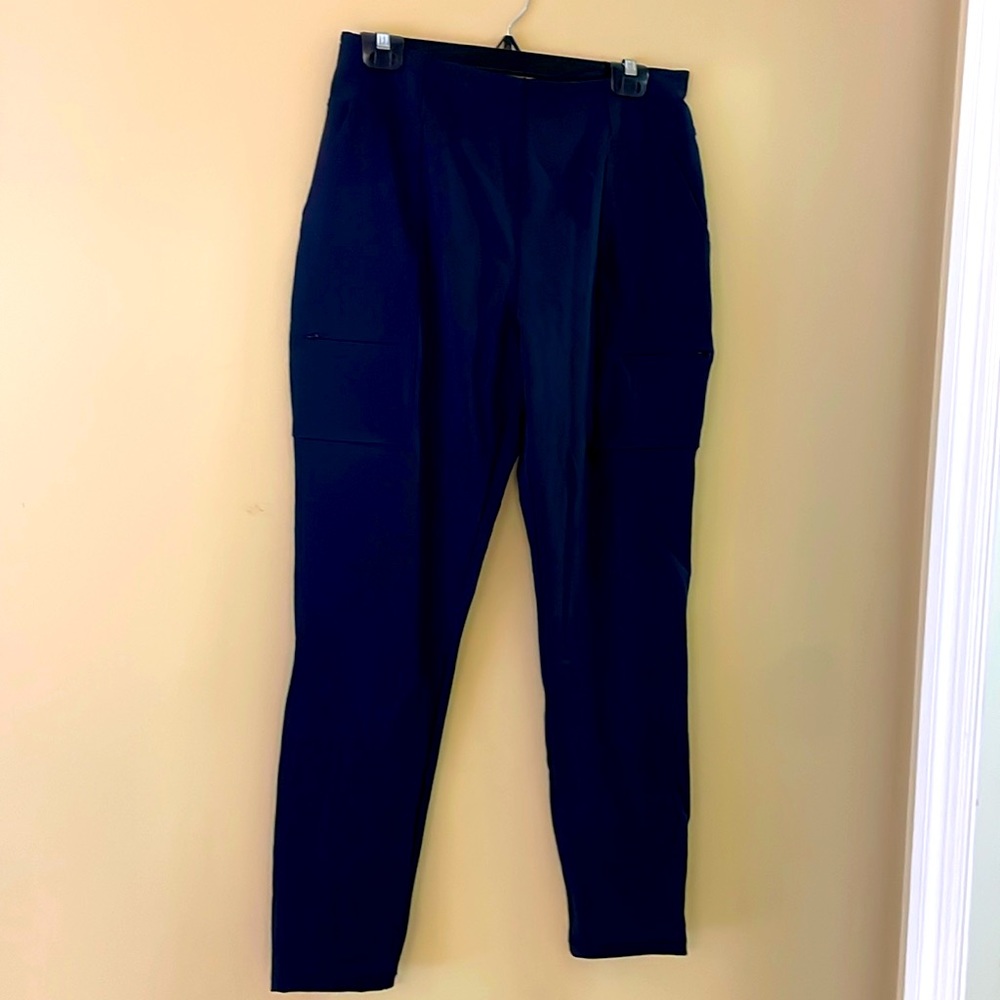NWT Fabletics High Waisted Hybrid Cargo Pants in Black sz Large
